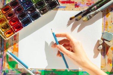 El pecil ile kağıt üzerine çizim