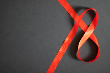 8 Mart Kadınlar günü arka plan. Bir kara tahta üzerinde kırmızı kurdele sekiz