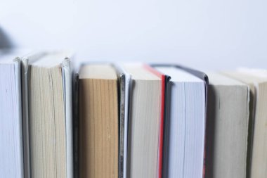 Beyaz arkaplan üzerine kitap yığını