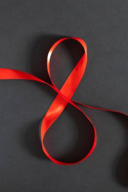 8 Mart Kadınlar günü arka plan. Bir kara tahta üzerinde kırmızı kurdele sekiz