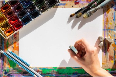 Silgi ile kağıt üzerine çizim el. Sanat kavramı