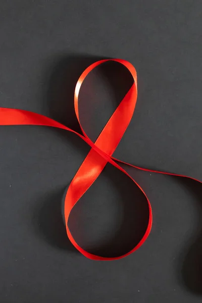 8 Março Fundo do dia das mulheres. Fita vermelha oito em uma placa preta — Fotografia de Stock