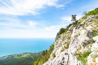 Rusya 'da yüksek mevsimde dağdan deniz kıyısına manzara