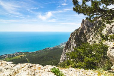 Rusya 'da yüksek mevsimde dağdan deniz kıyısına manzara