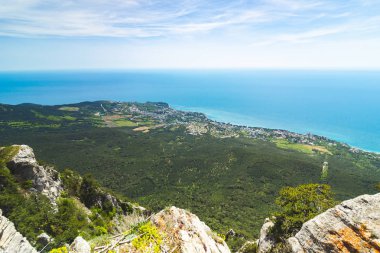 Rusya 'da yüksek mevsimde dağdan deniz kıyısına manzara