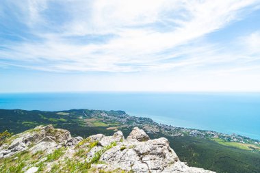 Rusya 'da yüksek mevsimde dağdan deniz kıyısına manzara