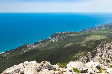 Rusya 'da yüksek mevsimde dağdan deniz kıyısına manzara