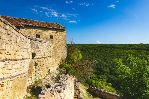 Historisches Gebäude auf einem Berg im Wald in Russland — Stockfoto