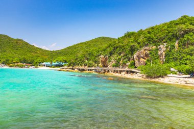 Tayland 'ın Koh Larn adasındaki sahile giden köprünün manzarası.