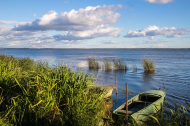 Manzara. Göl kıyısında bir tekne.