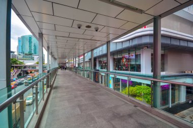 Bangkok, Tayland - 25 Ekim 2018: Kalabalık insanlar gökyüzünde Bangkok, Tayland.