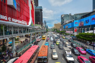 Bangkok - Ekim 25,2018: trafik ve insanlar Ratchadamri Road, Bangkok - Tayland
