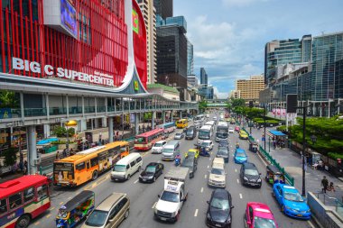 Bangkok - Ekim 25,2018: trafik ve insanlar Ratchadamri Road, Bangkok - Tayland