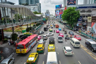 Bangkok - Ekim 25,2018: trafik ve insanlar Ratchadamri Road, Bangkok - Tayland