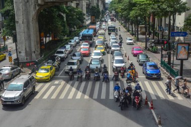 Bangkok - Ekim 25,2018: trafik ve insanlar Ratchadamri Road, Bangkok - Tayland