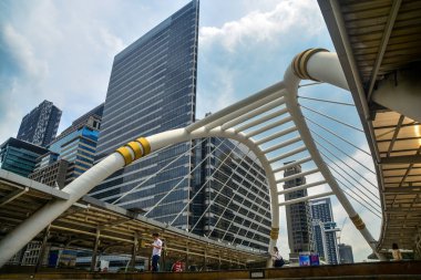 Bangkok, Tayland - 25 Ekim 2018 - yüksek binalar ve Chong Bangkok'un Bts İstasyonu Sathorn birleşim iş alan merkezi ile arasında aktarım için genel geçit.