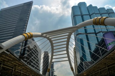 Bangkok, Tayland - 25 Ekim 2018 - yüksek binalar ve Chong Bangkok'un Bts İstasyonu Sathorn birleşim iş alan merkezi ile arasında aktarım için genel geçit.