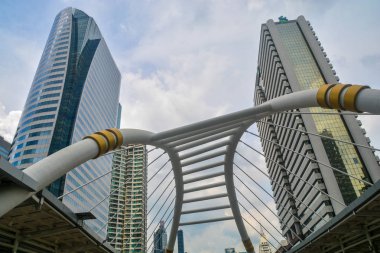 Bangkok, Tayland - 25 Ekim 2018 - yüksek binalar ve Chong Bangkok'un Bts İstasyonu Sathorn birleşim iş alan merkezi ile arasında aktarım için genel geçit.