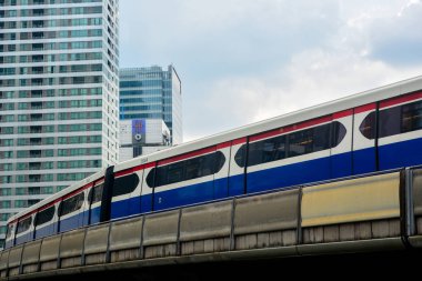 Bangkok, Tayland, 25 Ekim 2018 - Bts skytrain demiryolu Chong Bangkok'un İstasyonu, Bangkok Sathorn iş merkezleri üzerinde çalıştığı