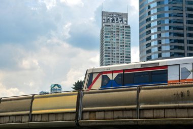 Bangkok, Tayland, 25 Ekim 2018 - Bts skytrain demiryolu Chong Bangkok'un İstasyonu, Bangkok Sathorn iş merkezleri üzerinde çalıştığı