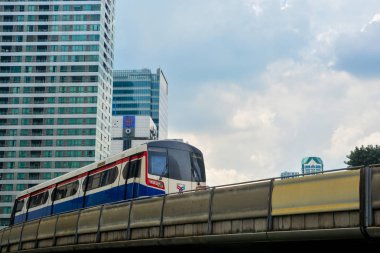 Bangkok, Tayland, 25 Ekim 2018 - Bts skytrain demiryolu Chong Bangkok'un İstasyonu, Bangkok Sathorn iş merkezleri üzerinde çalıştığı