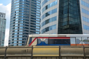 Bangkok, Tayland, 25 Ekim 2018 - Bts skytrain demiryolu Chong Bangkok'un İstasyonu, Bangkok Sathorn iş merkezleri üzerinde çalıştığı