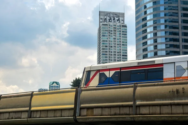 2018年10月25日 Bts 轻轨列车在暖诗轻轨站 曼谷沙吞商务中心的铁路上运行 — 图库照片