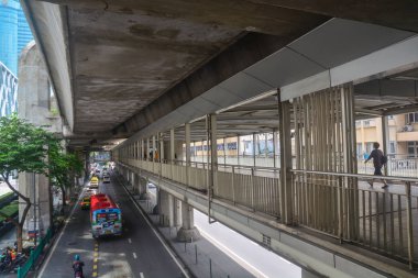 Bangkok, Tayland - 25 Ekim 2018: Kalabalık insanlar gökyüzünde Bangkok, Tayland.