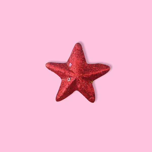 红色闪闪发光的明星粉红色的背景为新的一年和圣诞节的背景 最小的概念 — 图库照片
