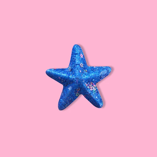 蓝色闪闪发光的闪亮的明星粉红色的背景为新的一年和圣诞节的背景 最小的概念 — 图库照片