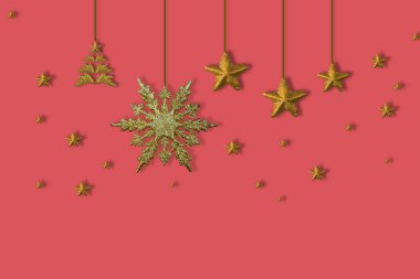 Noel nesne dekorasyon kırmızı arka planda, yeni yıl tebrik kartı