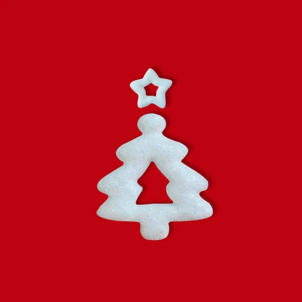 白色闪闪发光的圣诞树在红色的背景 季节问候 最小的新年概念 — 图库照片
