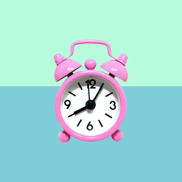パステル グリーンと青背景 最小限の概念にピンクの目覚まし時計 — ストック写真