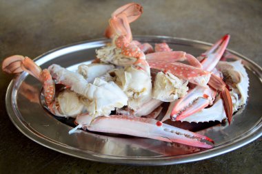 Deniz ürünleri baharatlı sos Tay deniz ürünleri ile buharda pişmiş yengeç.