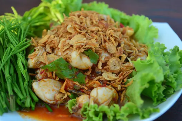 新鮮な牡蠣の揚げの赤玉ねぎとシーフードのチリソース煮 ケールの葉 タイ料理のスタイルになります — ストック写真