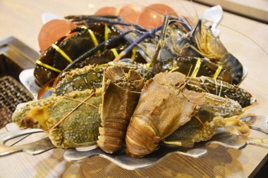 Buz üzerinde taze deniz ürünleri, deniz ürünleri açık büfe otel restoran satırında.