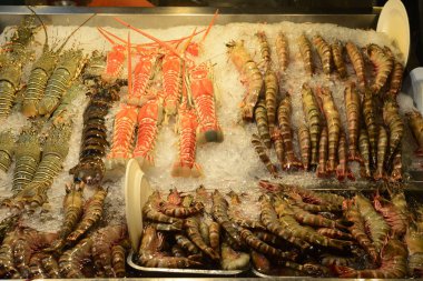 Buz üzerinde taze deniz ürünleri, deniz ürünleri açık büfe otel restoran satırında.