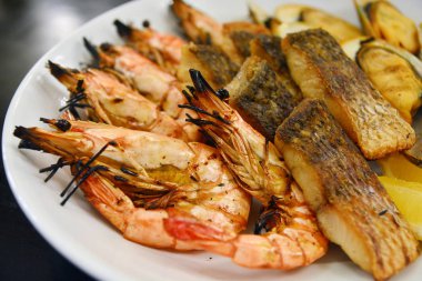 Lezzetli ızgara deniz ürünleri tabağı, Tayland Gıda stil yakın çekim