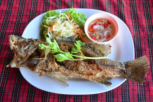 Friterad Havsabborre Fisk Med Kryddig Skaldjurssås Skaldjur Thailändsk Stil — Stockfoto