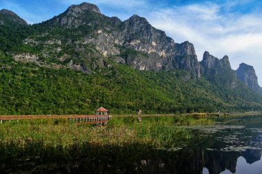 Wooden Bridge uygulamasında lotus Gölü, Khao Sam ROI Yod Milli Parkı, Prachuap Khiri Khan il, Tayland