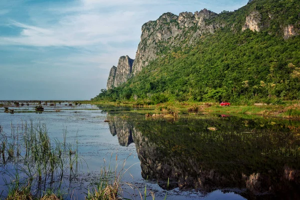 Ponte Legno Nel Lago Loto Nel Parco Nazionale Khao Sam — Foto Stock