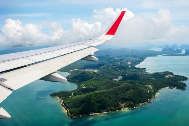 Tropikal grup Adaları olarak bir aicraft pencere camından görülen Tayland. Üstten görünüm