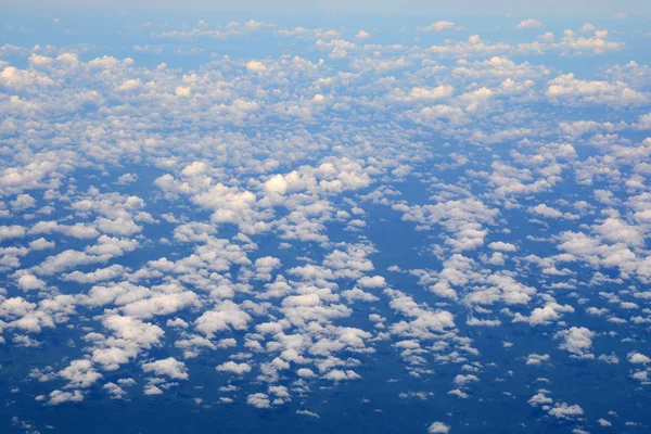 航空機の窓から見える雲と空 — ストック写真