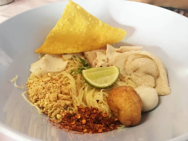 Cerrar Fideos Picantes Tailandeses Con Bolas Pescado Comida Tailandesa —  Fotos de Stock