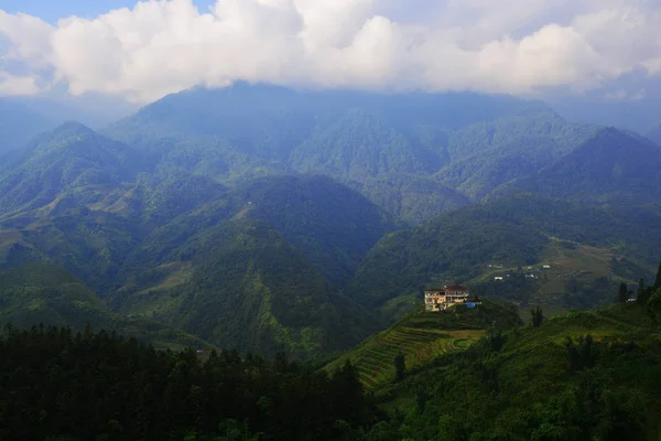 Όμορφο Τοπίο Πράσινο Πεδίο Βουνά Και Συννεφιασμένο Ουρανό Στο Βιετνάμ — Φωτογραφία Αρχείου