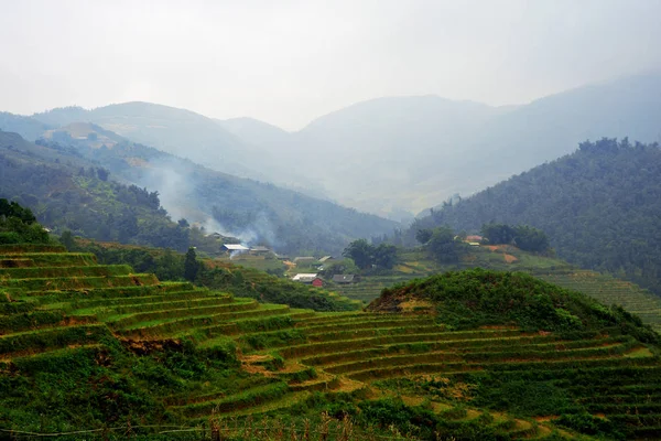 美丽的风景与绿色的田野在山和多云的天空在萨帕 — 图库照片