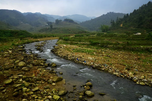 美丽的风景与绿色的田野在山和多云的天空在萨帕 — 图库照片