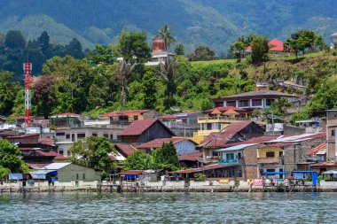 Lake Toba Köyü güzel manzarasına. Bu görünümden Samosir Adası, Kuzey Sumatra, Endonezya