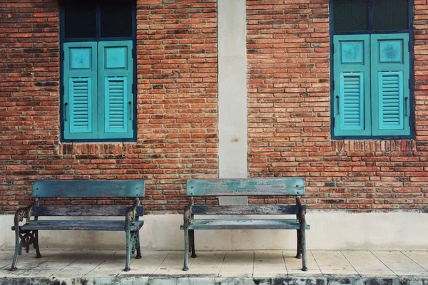 Vieille Chaise Bois Bleu Avec Mur Vintage Brique Rouge Fenêtre — Photo