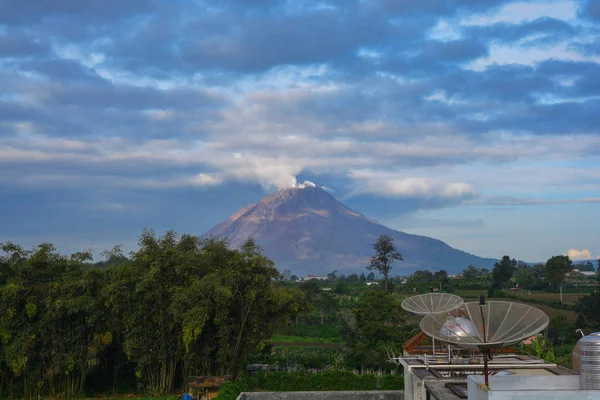 ベラスタギ メダン 北スマトラ インドネシアのシナブン シバヤク活火山山 — ストック写真